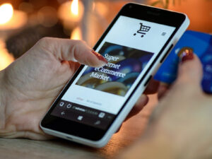 Combinar canales de compra físicos y online en phygital retail